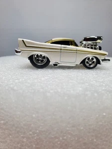 Muscle Machines 1958 Plymouth Fury Pearl White/Gold Diecast 1:64 Scale - Picture 1 of 6