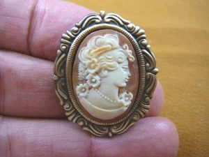 C-1369) mano donna capelli ricci updo shell CAMEO su repro ottone spilla pendente - Foto 1 di 1