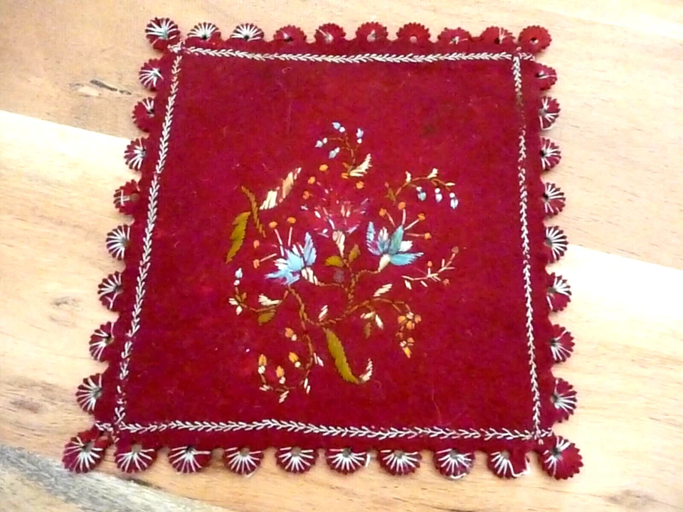 Linge ancien ravissant Napperon feutrine bordeaux brodée       ( ref 22 ) - Photo 1/4