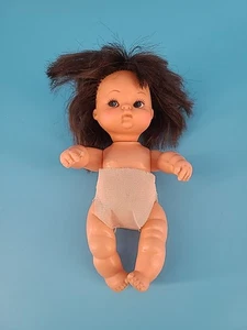 U.D. Muñeca bebé Co. Hong Kong pelo castaño ojos azules - Imagen 1 de 4