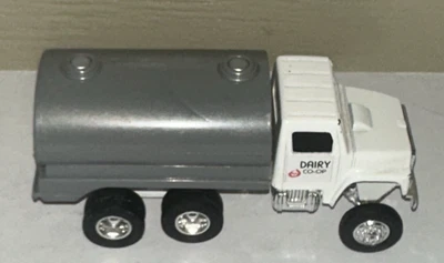 5545 John Deere 1:64 Scale Diecast/Plastic Milk Tanker Dairy CO-OP ERTL #5545 - Image 1 of 4