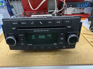 Radio AM/FM 2007-14 Chrysler Dodge Jeep reproductor de CD entrada auxiliar disco único fabricante de equipos originales - Imagen 1 de 7