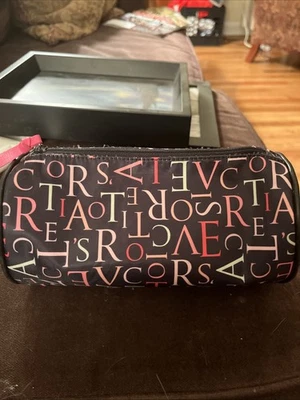 Bolsa de maquillaje Victoria’s Secret negra con cremallera Foto 1 de 4