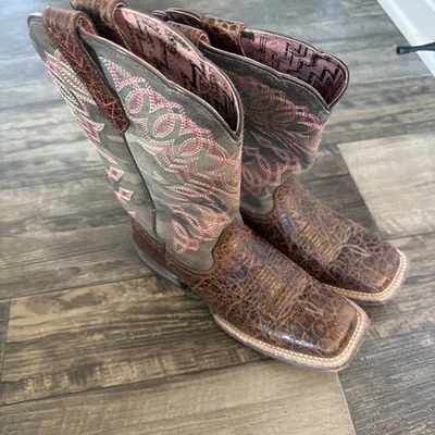 BOTAS VAQUERAS ARIAT PARA MUJER CIRCUITO CISCO DESGASTADO DESIERTO CAMUFLAJE - PUNTERA CUADRADA - 7B Foto 1 de 2