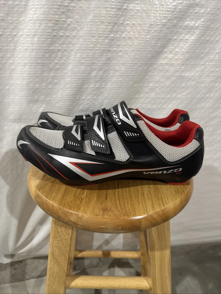 Zapatos de ciclismo Venzo MX negros/rojos/grises para hombre talla 10,5 EE. UU./UE 45 NUEVOS CON ETIQUETAS Foto 1 de 4