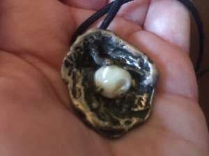 STERLING SILVER CLAM SHELL PENDANT WITH NATURAL PEARL - Picture 1 of 6