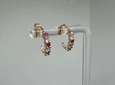 Aretes de oro amarillo de 10 quilates con rubí y circonita cúbica circonita cúbica con media garra de aro Foto 1 de 4