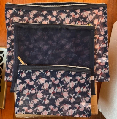 Conjunto de 3 Três Bolsas Organizadoras de Maquiagem Ellen Tracy Bolsa Floral Rosa e Preta - Imagem 1 de 2