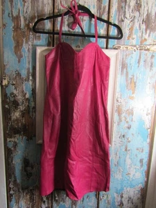 Vestido recto ajustado con cuello halter de cuero rosa de la década de 1980 talla 12 - Imagen 1 de 4