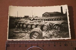 tolles altes Foto Fabrik ??? Hafen ?? sehr viele Holzfässer - Ort ?? - Picture 1 of 5