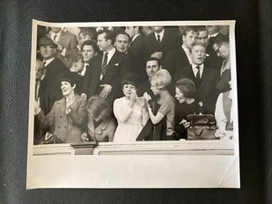 Original 1967 Pressefoto Chelsea vs Tottenham Hotspur FA Cup Finale FRAUEN - Bild 1 von 2