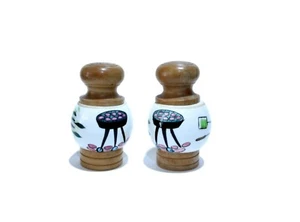 Mid Century Salt & Pepper Shakers Barbeque BBQ Atomic Porcelain teak wood Kitsch - Imagen 1 de 6