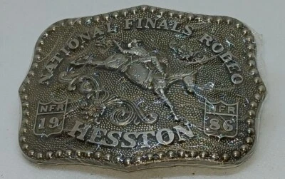 Hebilla de cinturón de rodeo vintage Hesston 1986 envoltura original finales nacionales sin precio base Foto 1 de 2