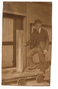 Mann mit Eisblock? - altes Foto Amateur An. 1920 - Bild 1 von 1