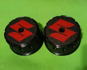 PAAR NABENDECKEL SCHWARZ LOGO ROT FÜR SUZUKI SAMURAI SANTANA SJ410 SJ413 - Bild 1 von 4