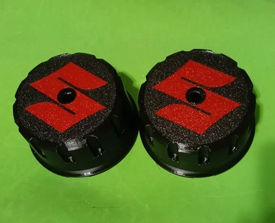COPPIA TAPPO COPRIMOZZO NERO LOGO ROSSO PER SUZUKI SAMURAI SANTANA SJ410 SJ413 - Bild 1 von 4