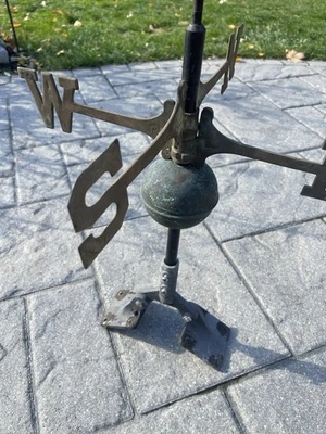 Bonito Brazos de placa direccional de veleta de latón macizo pátina original vintage Foto 1 de 4