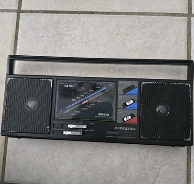 Boombox de radio portátil estéreo AM/FM Soundesign 2323CCL Foto 1 de 4