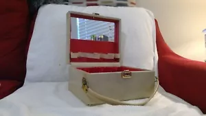 Vintage 70er Jahre Kosmetikkoffer, hellbraun mit rotem Interieur, gebraucht, ohne Beschädigungen, innen/außen - Bild 1 von 12