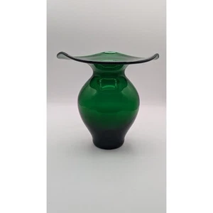 Vintage Vase aus grünem Glas mit großem Rand mundgeblasen. 7" hoch - Bild 1 von 6