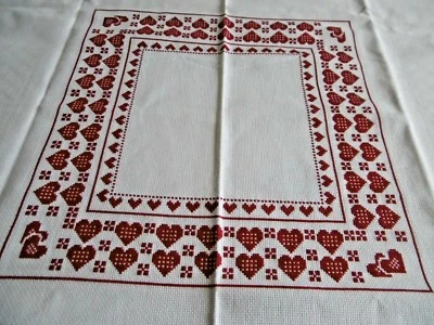 Nappe recente brodée a la main de coeurs rouges au centre  ( 127 x 102 cms ) - Photo 1/4
