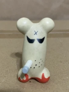 Frank Kozik Monger X Kidrobot Vinyl Figur Serie 1 - BLOODY Bone Smoking - Bild 1 von 7
