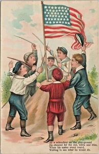 c1909 Schuljungen auf Spielplatz Flagge auf Hügel patriotische geprägte Postkarte mit Vers - Bild 1 von 2