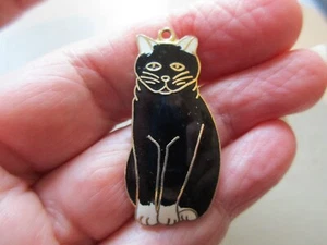 VINTAGE GOLD PTD ENAMEL LUCKY BLACK CAT SITTING RIGHT FOB CHARM PENDANT BRACELET - Picture 1 of 5