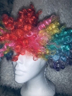 3 pelucas de pelo rizado multicolor para Halloween. Compra los 3 por el precio de uno Foto 1 de 4