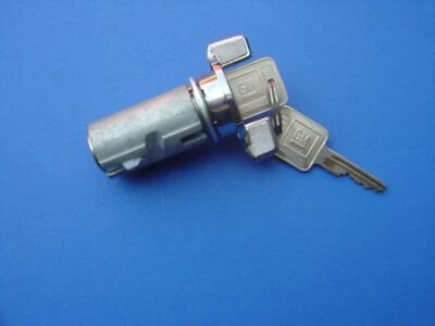 1979-1980-81-1982 CHEVROLET CORVETTE STINGRAY IGNITION LOCK CYLINDER & 2 GM KEYS Foto 1 de 2