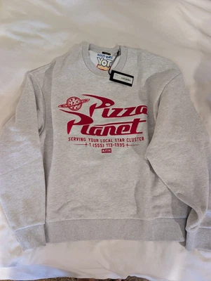Suéter Cuello Redondo Disney Kith para Pixar Pizza Planet Nelson L TOTALMENTE NUEVO EN MANO* Foto 1 de 2