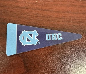 "Mini banderín con tacones de alquitrán UNC refrigerador ACC Carolina del Norte 1 1/4"" x 2 3/4" - Imagen 1 de 2