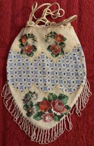 Cartera antigua floral con cuentas de micro vidrio con cordón rosas rojas azul blanco flecos - Imagen 1 de 19