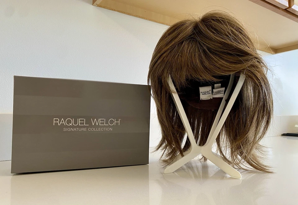 Peluca Raquel Welch promedio con flequillo pelo madocrílico marrón Foto 1 de 4