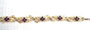 VINTAGE CORO GOLDFARBENES ARMBAND MIT LILA STEINEN GRÖSSE 7 ZOLL FLORALES DESIGN - Bild 1 von 4