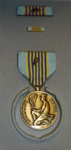 USA Airman's Gallantry Medal Oak Leaf Cluster with ribbon + Emailled bar boxed - Bild 1 von 9