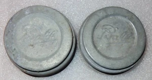 2 Rarität Vintage Fett Buchstaben Kugel Echt Zink Kappe für Kugel Einmachgläser Metalldeckel - Bild 1 von 6