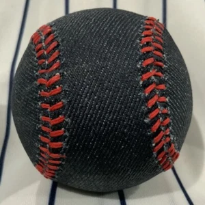 Bola de béisbol coleccionable de recuerdo promocional de mezclilla azul ""jeans"" con puntos rojos - Imagen 1 de 7