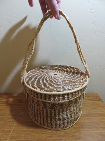 VINTAGE RARE PINE NEEDLE ROUND Coil Basket PURSE WITH Lid Handle 7.5 X 5" Cover