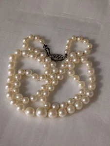 Hervorragende Vintage abgestufte Akoya Perlen Halskette mit 14k Gold Verschluss | Mid Century  - Bild 1 von 4