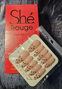SHE' Rouge Parfum ~ für Damen volle Größe + schöne mit Schmucksteinen besetzte Press-On-Nägel! - Bild 1 von 6