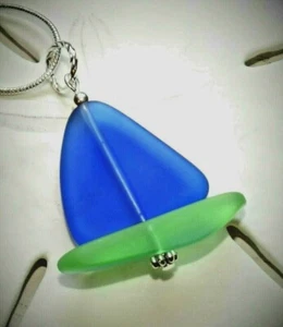 SEGELBOOT Handarbeit Meerglas Schmuck KOBALTBLAU mit GRÜNEM Rumpf See Halskette  - Bild 1 von 1