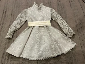 Girl's THE RIBBONS & LACE COLLECTION Silver/White & Cream Sash Dress USA Size 5 - Picture 1 of 7