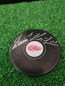 DOMINIK HASEK Signed Detroit Red Wings Logo Official Puck Beckett COA - Picture 1 of 1