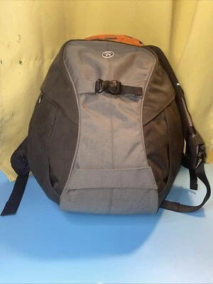 Mochila Crumpler Gris Naranja Karachi Outpost con Divisores Foto 1 de 4