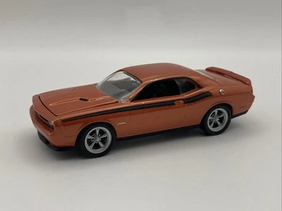 Dodge Challenger R/T 2011 Greenlight GL Muscle 1/64 (naranja con rayas negras) Foto 1 de 4