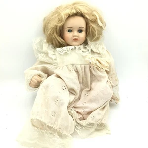 Vintage Brinns gruselig, weinend 1996 Porzellan Puppe mit blonden Haaren & Spitzenkleid - Bild 1 von 9