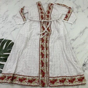 April Cornell Damen leichter Morgenmantel Größe S weiß rot Blumen Taschen Rüschen - Bild 1 von 12