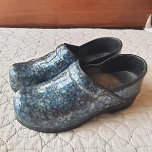 DANSKO CLOGS LACKSPRITZER BLAU & SCHWARZ TOP ZUSTAND EU 38 US 8 - Bild 1 von 9