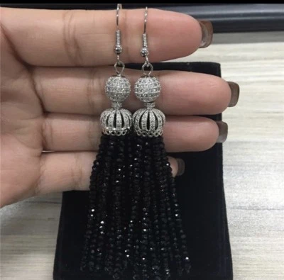 Pendiente de borla larga con piedras preciosas de ónix negro y cristal de Swarovski oro blanco de 18 k Foto 1 de 4